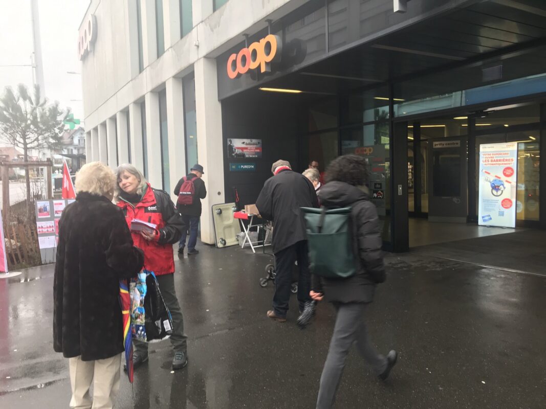 Ariane Zwahlen lors du stand pluvieux du 11 février 2026 à Prilly-Centre.