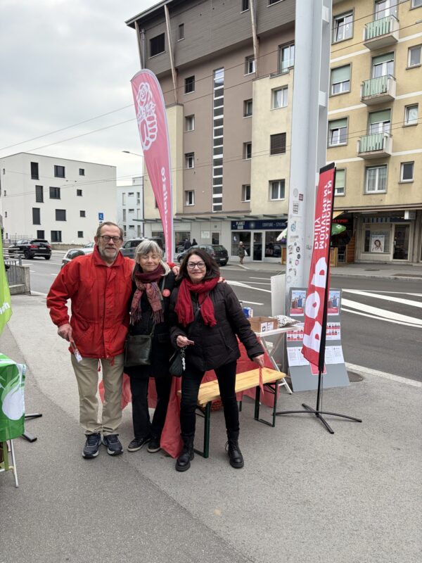 Photo de groupe du stand du 28 février 2026 à Prilly-Centre, avec, de gauche à droite: Karl Raschle, Ariane Zwahlen, Isabelle Aparicio