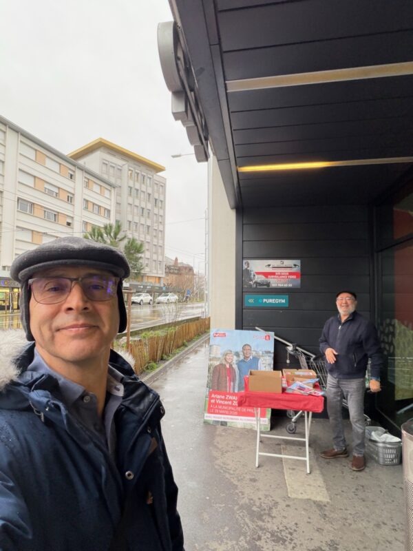 Ruben Segovia et Omar Khemissa au stand pluvieux du PS-POP du 14 mars 2026 à Prilly-Centre.